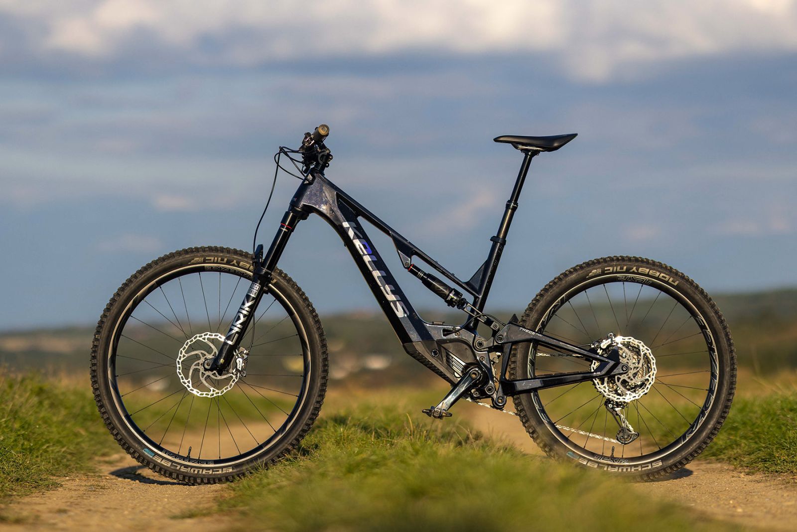 kellys theos f100 levy bok