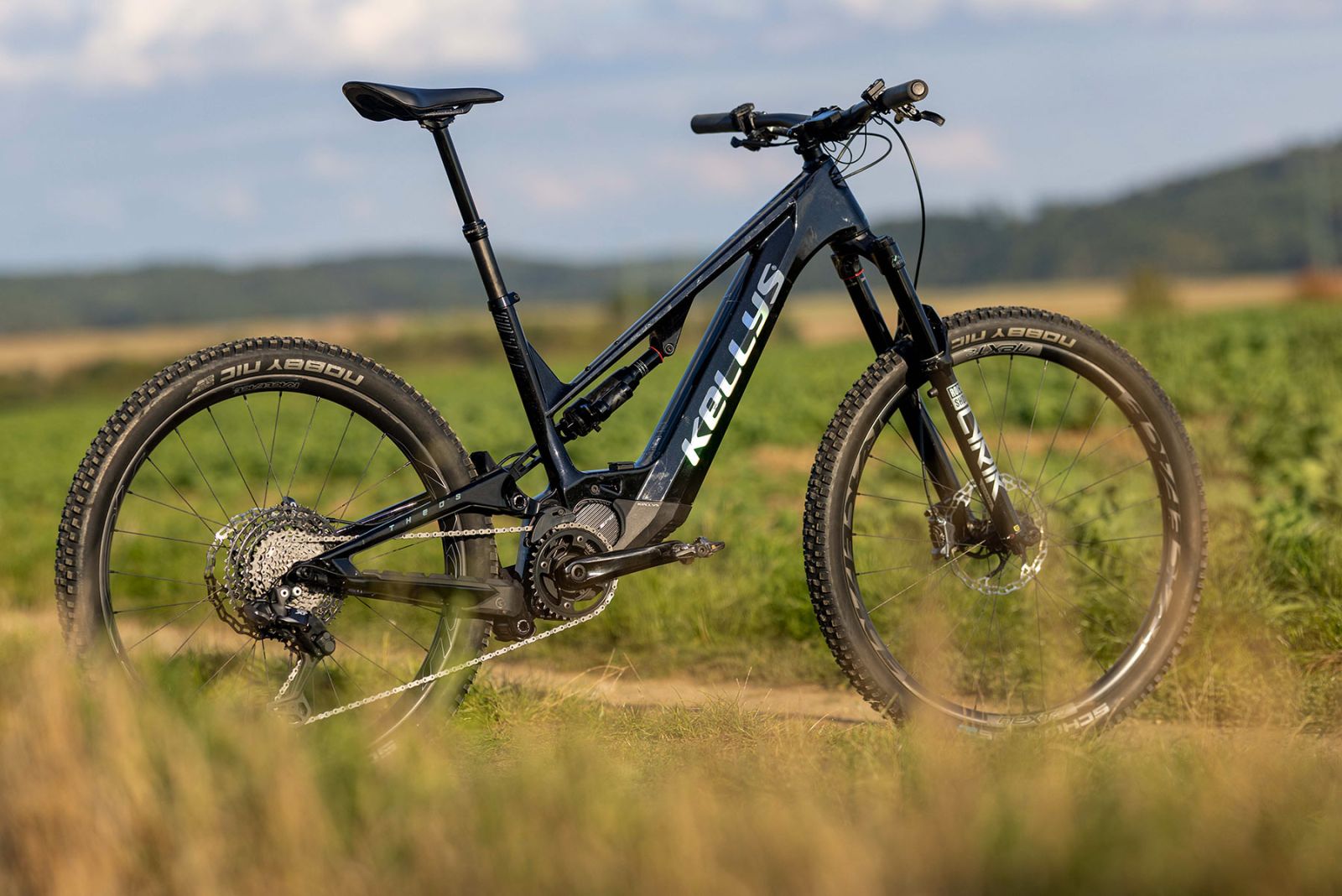 kellys theos f100 pravy bok2