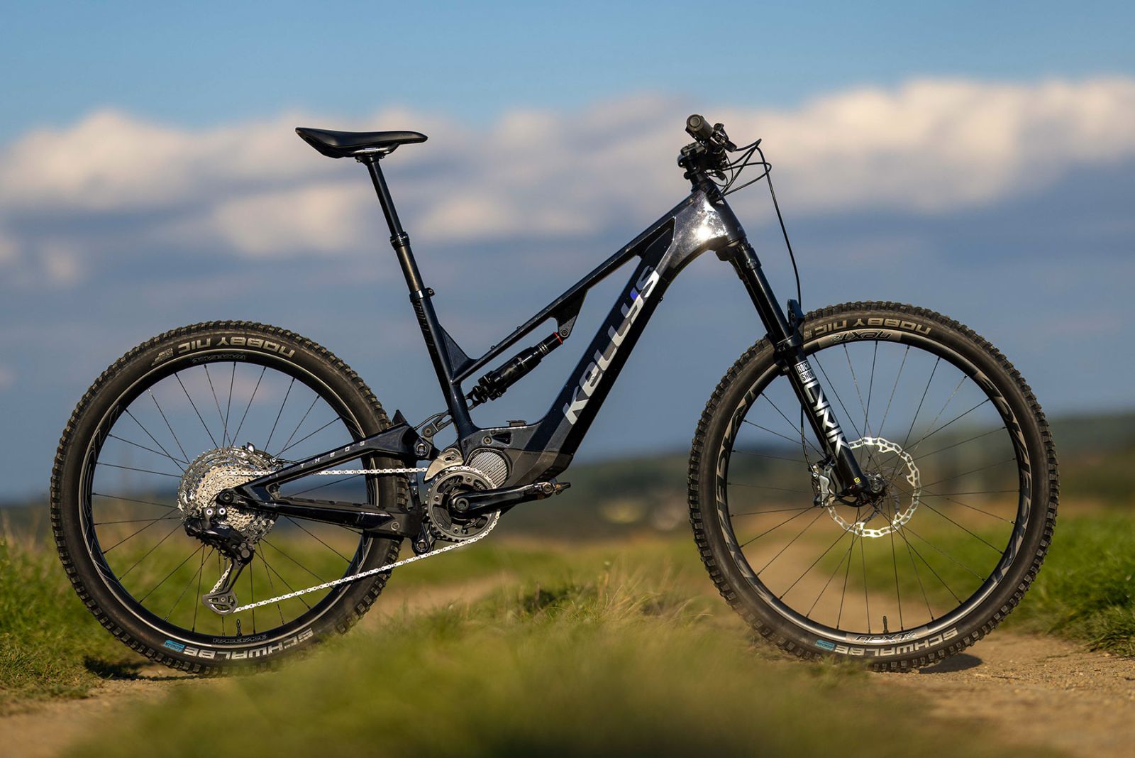 kellys theos f100 pravy bok